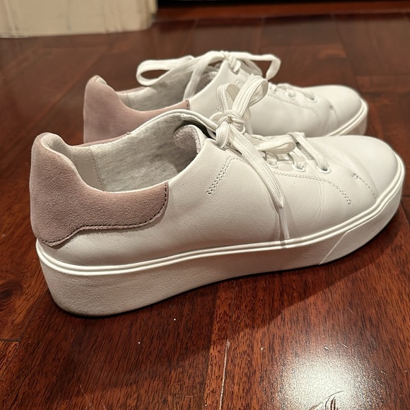 Naturalizer Sneakers - Size 8 Wide - Picture 3 of 11